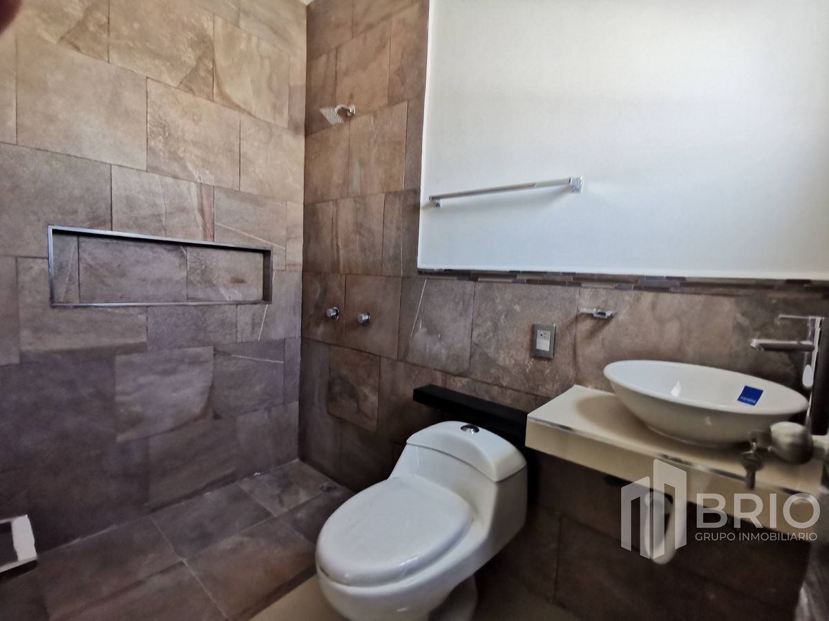10 de 17: Baño habitación P.A. 