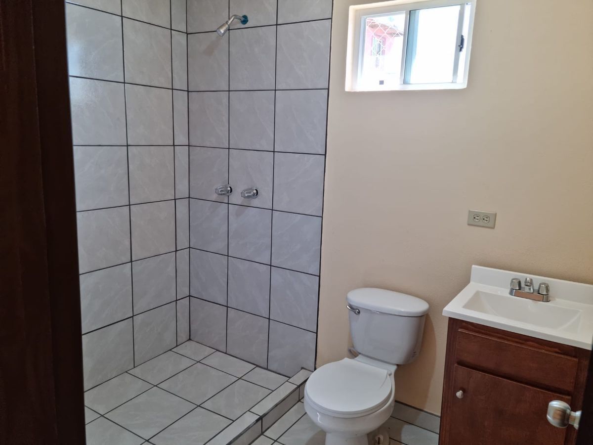 31 de 34: Baño compartido en planta alta.