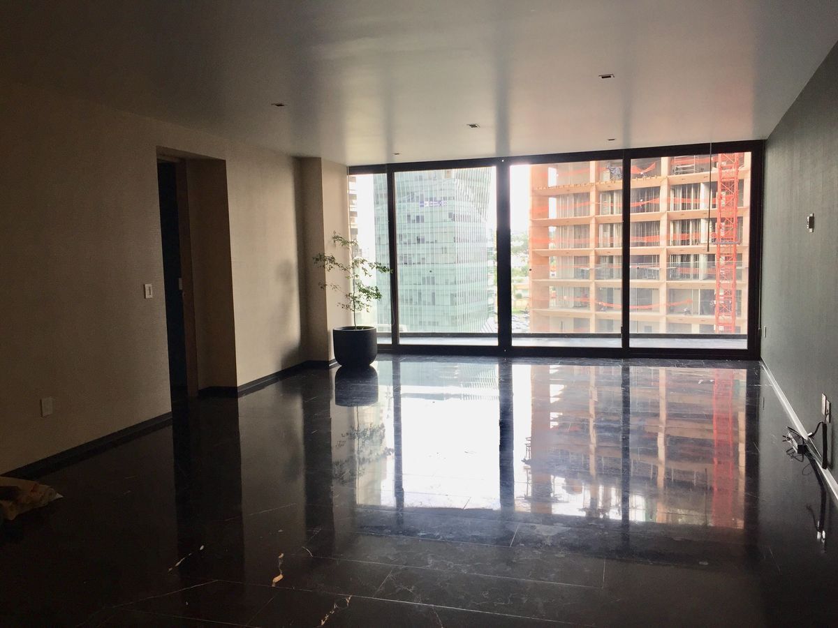 14 of 38: sala comedor con balcón