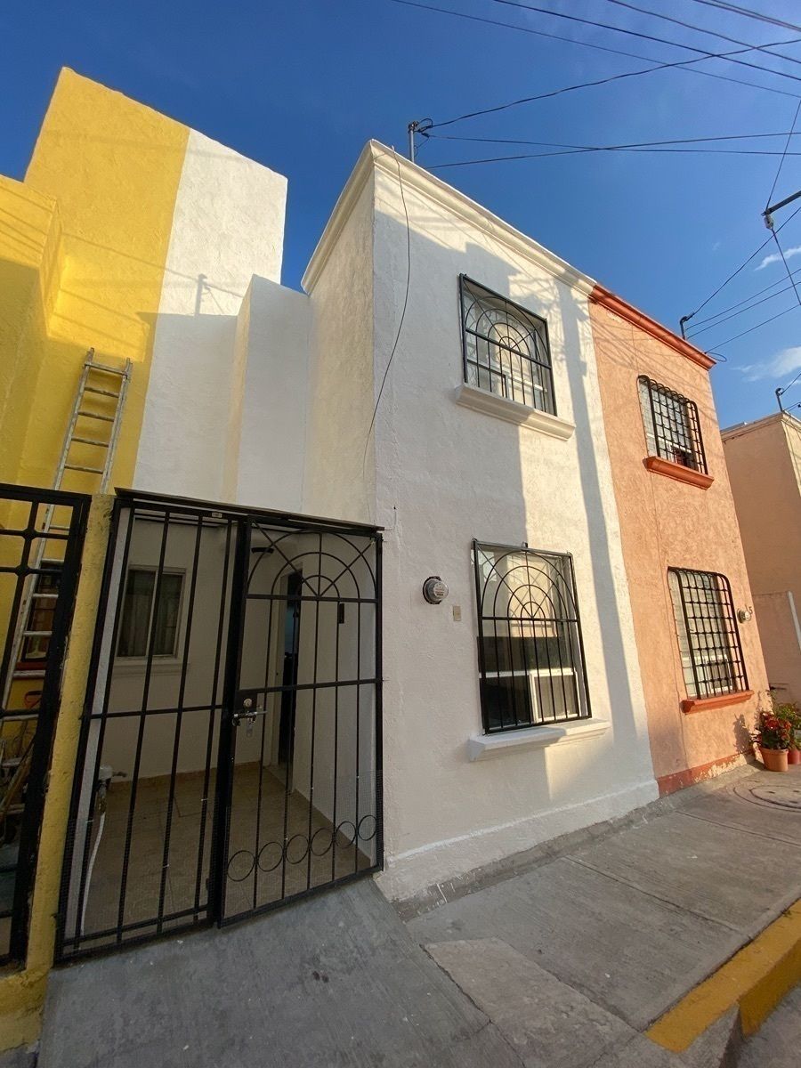 Casa en los Robles con excelente ubicación.