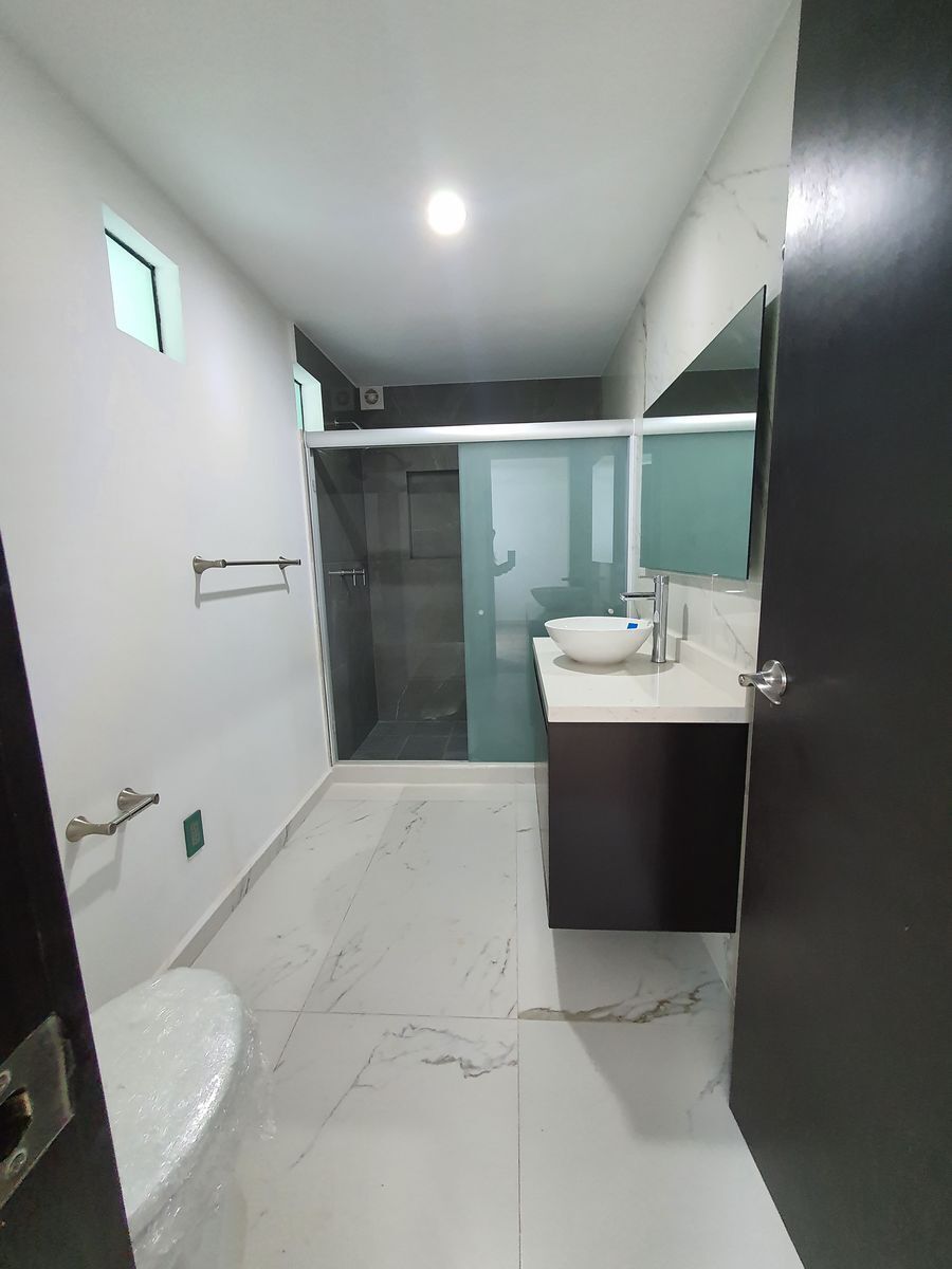 28 of 47: Baño recámara 3