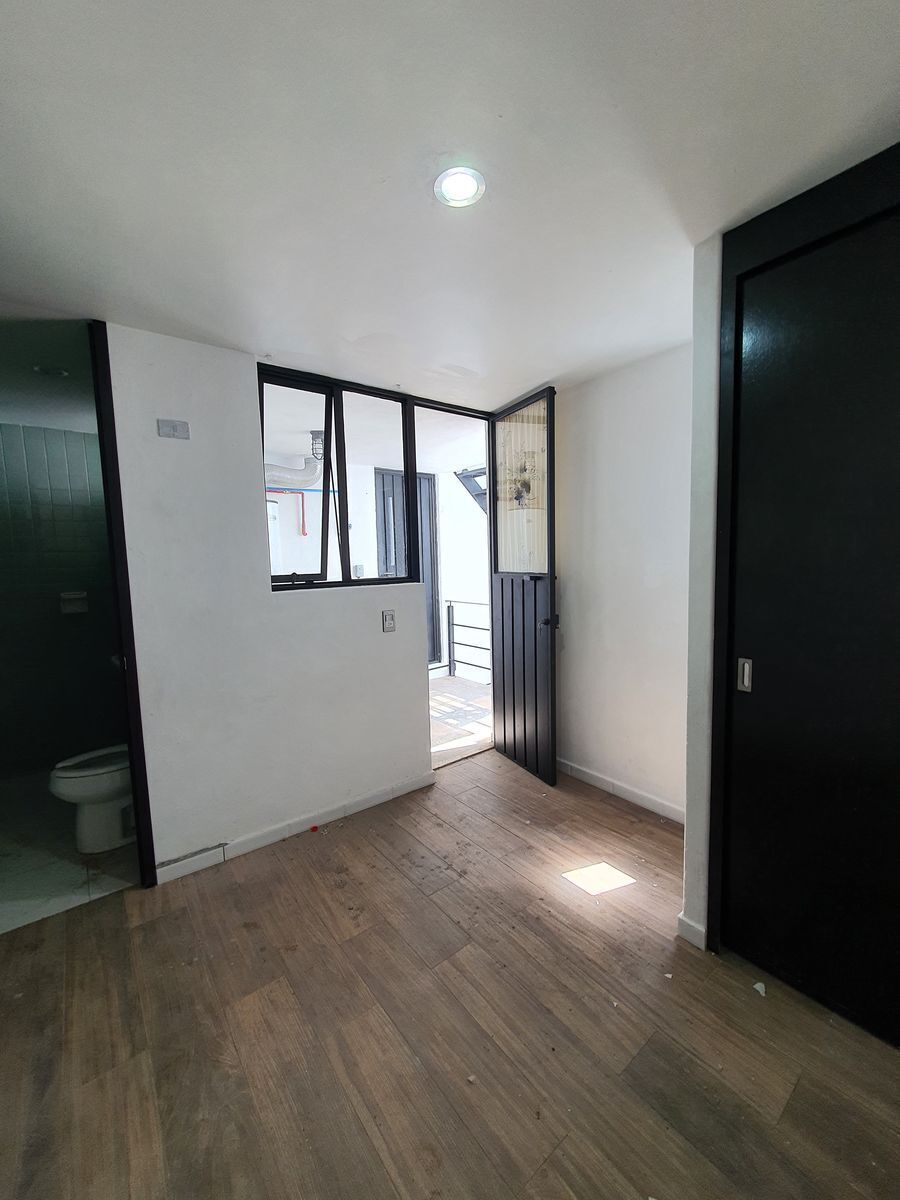 46 of 47: Cuarto de servicio con baño completo y clóset