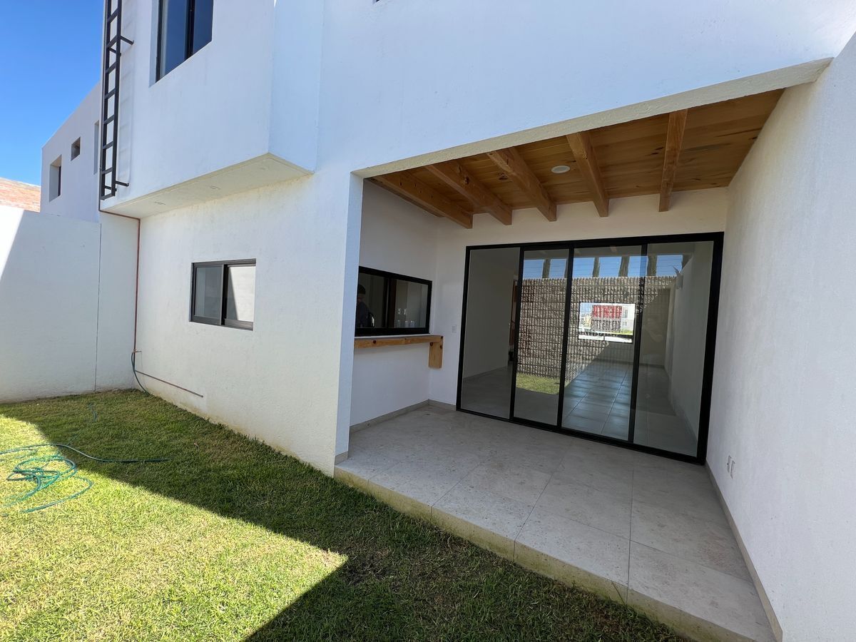 Se Vende Casa en Cañadas del Arroyo, Estudio con Tapanco, 3 Recamaras, de  LUJO !