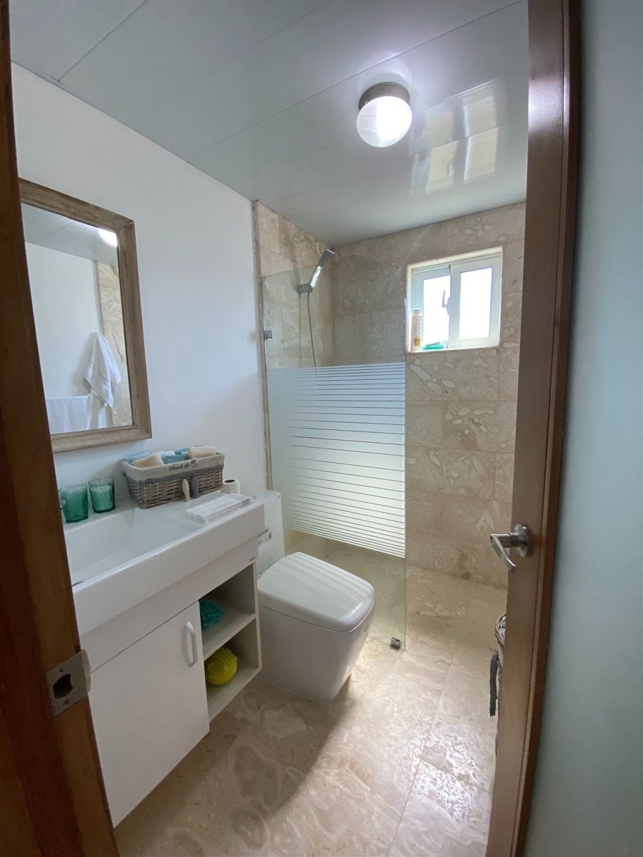 22 de 25: Baño de la 3ra habitación en el primer nivel