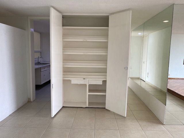 3 de 28: Acceso a la cocina y recámaras con closet enmedio