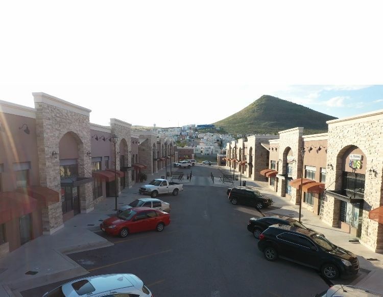 4 de 5: Acceso peatonal amplio, vista desde el local. 