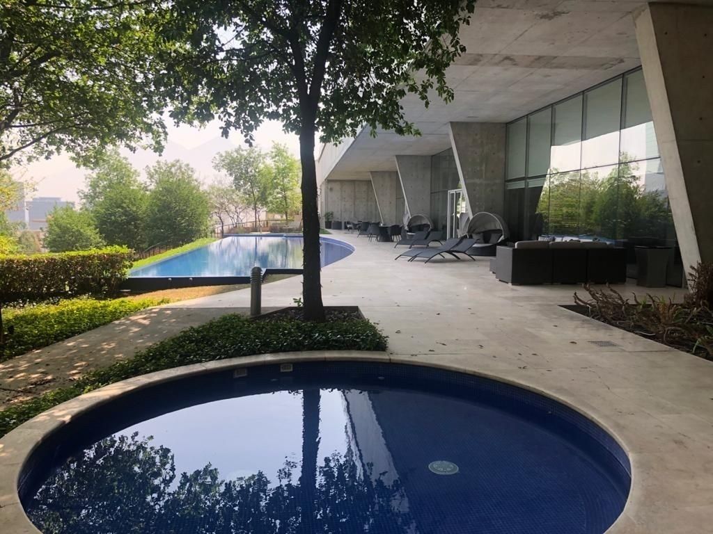 18 of 20: Alberca Jacuzzi 