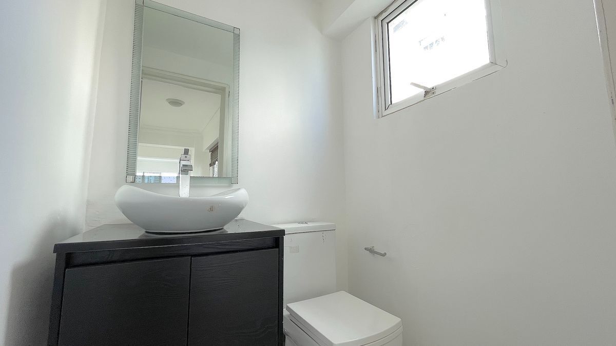 5 de 18: Baño de visita con ventana al exterior