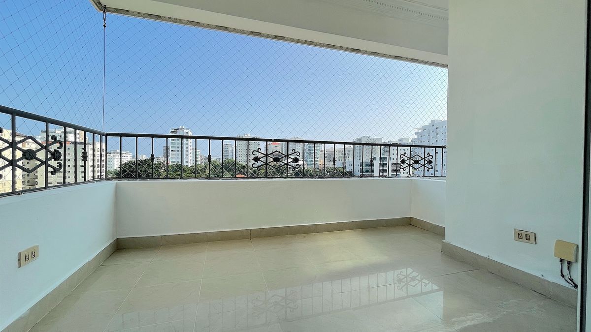2 de 18: Balcón  frontal con buen tamaño y vista despejada