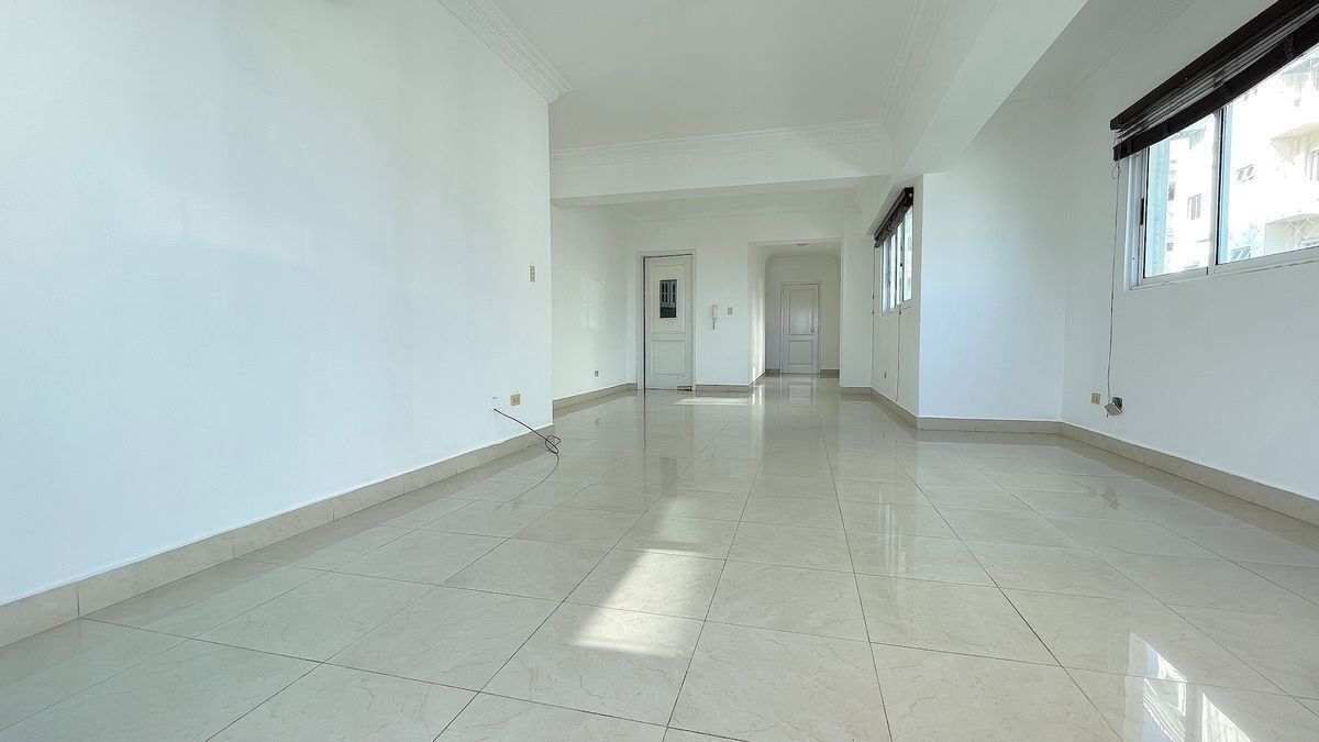 3 de 18: Sala-Comedor al fondo y puerta cocina y baño de visita