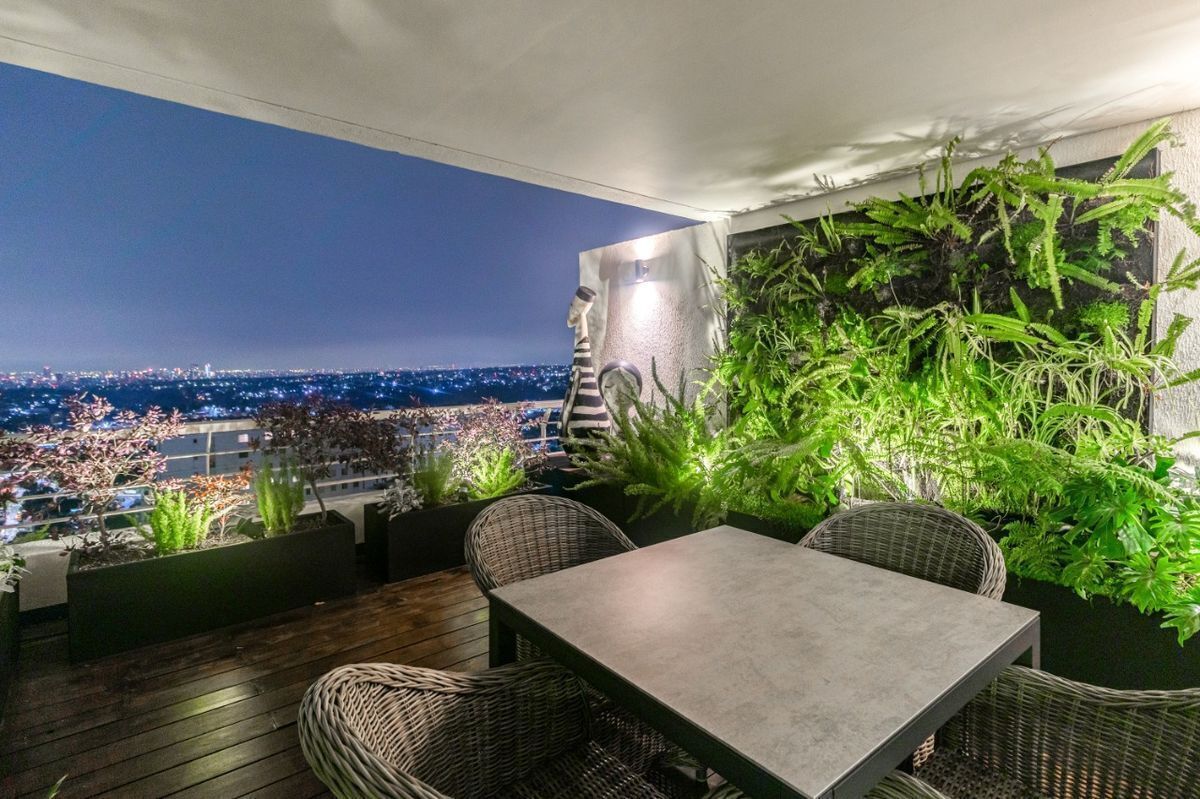 24 of 48: Terraza de habitación