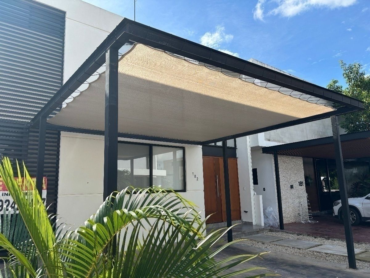 1 de 30: Entrada  Principal con garaje para 2 autos