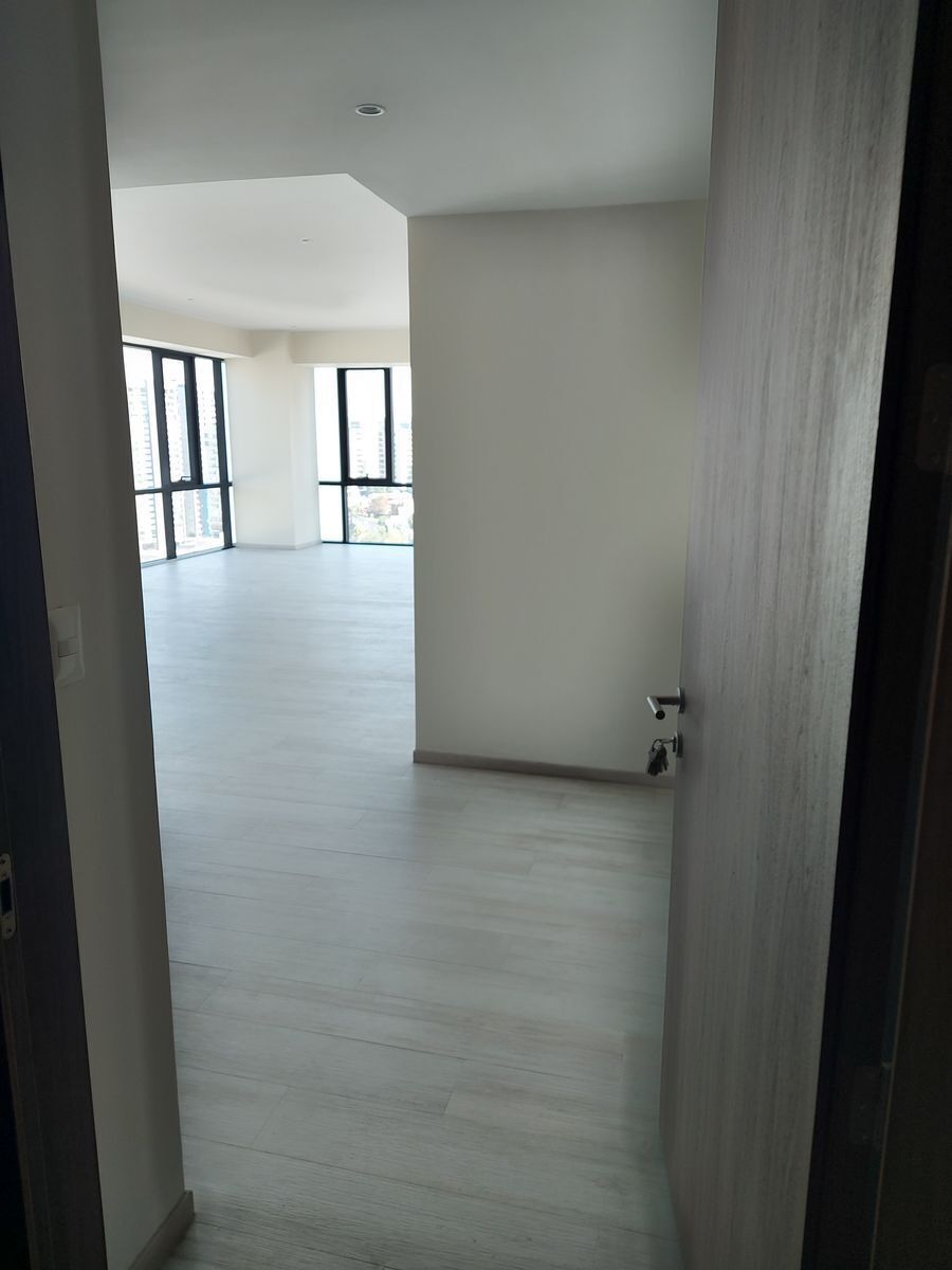 4 de 34: Acceso al departamento