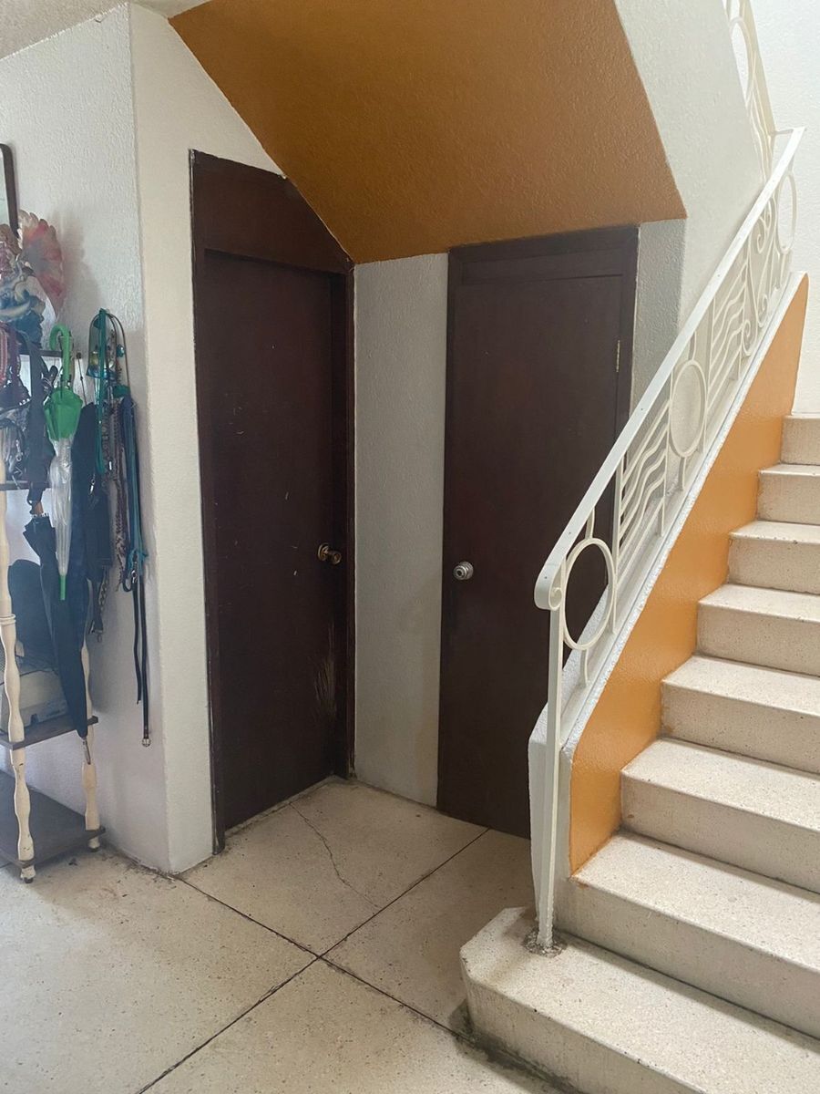 7 de 8: Escaleras, al fondo medio baño de visitas