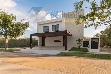 CASA EN VENTA CON ALBERCA EN PRIVADA CABO NORTE, MÉRIDA