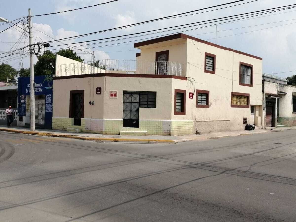 Casa en el centro en esquina cerca del Ado | EasyBroker