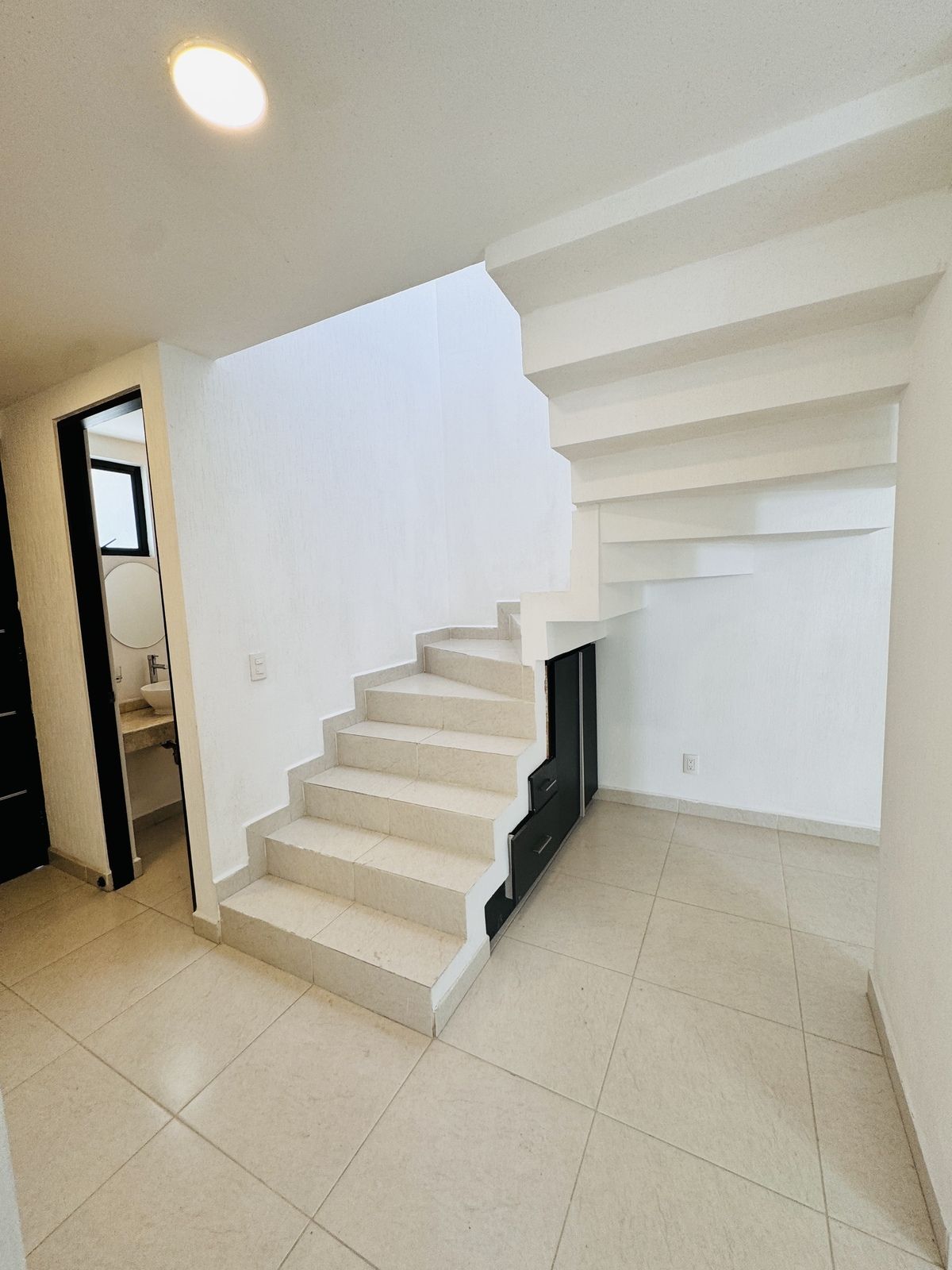 14 de 39: ESCALERA Y RECIBIDOR JUNTO A ESCALERAS