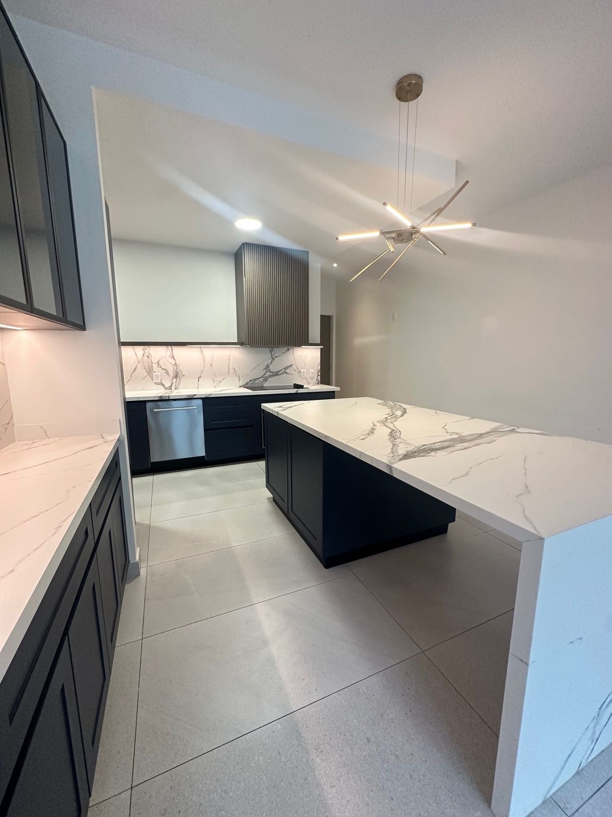 4 de 18: cocina con barra
