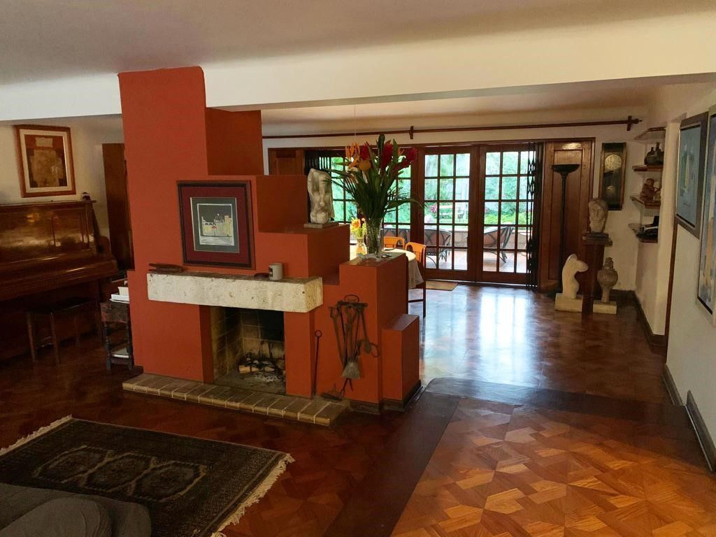 4 de 22: la chimenea como separación entre sala y comedor