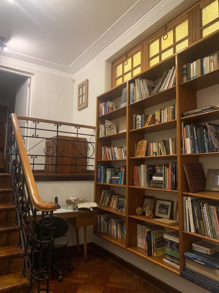 8 de 21: biblioteca en el descanso de la escalera