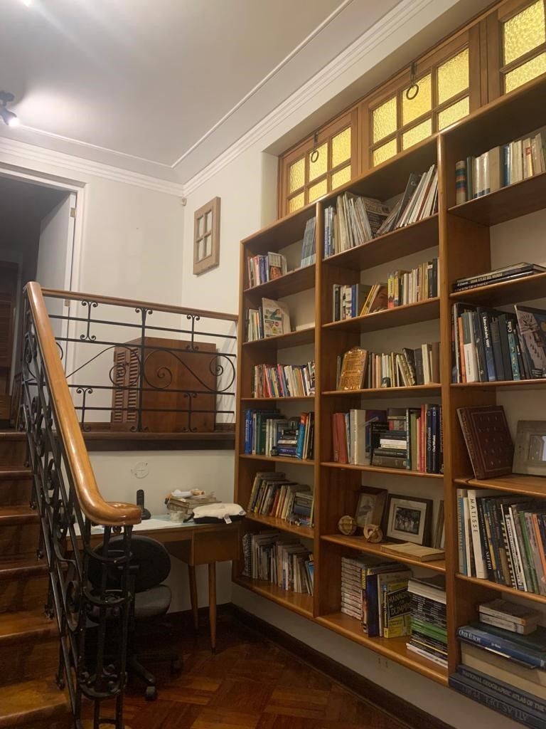 8 de 22: Biblioteca en el descanso de la escalera
