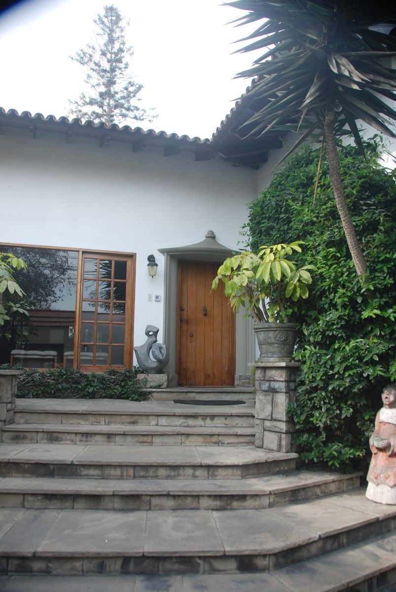 3 de 22: La puerta principal en el jardín anterior