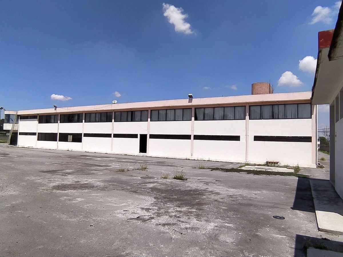 3 de 12: Vista por fuera del complejo 