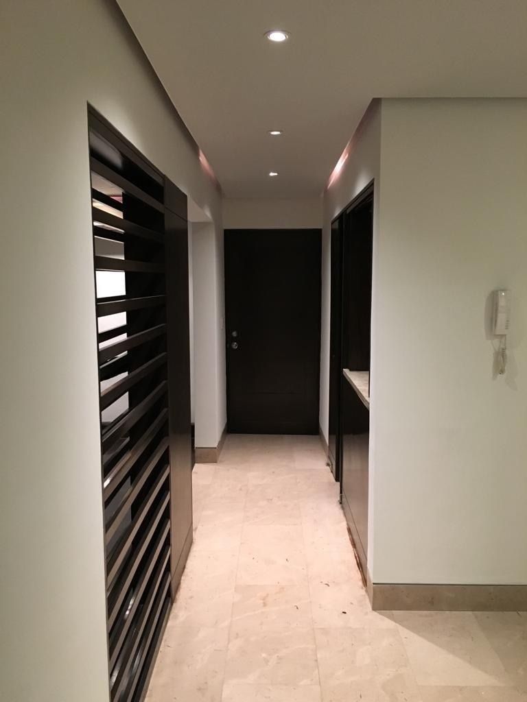 1 de 13: Pasillo de entrada 