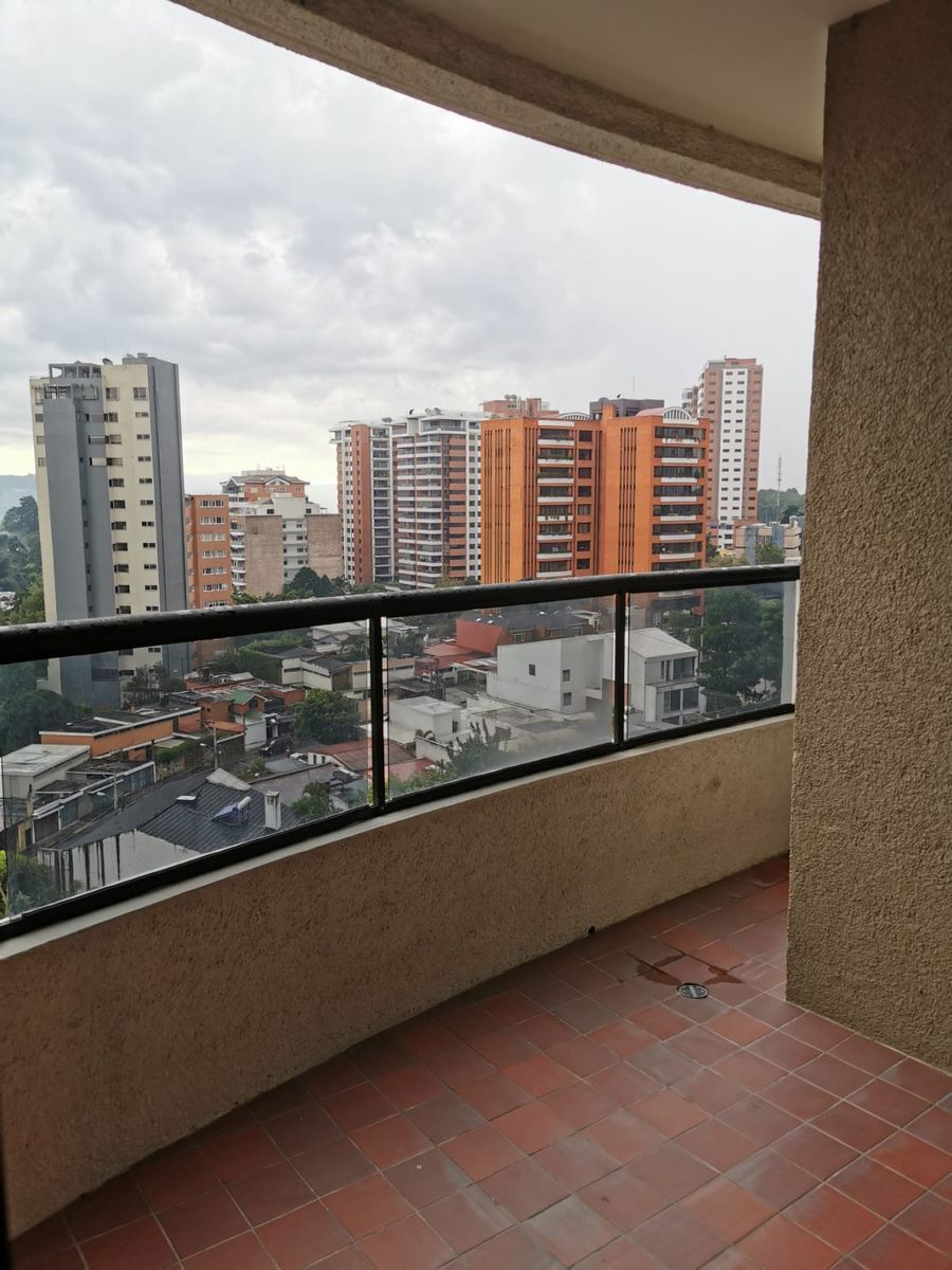 6 de 12: Amplio balcón con agradable vista a la Zona 