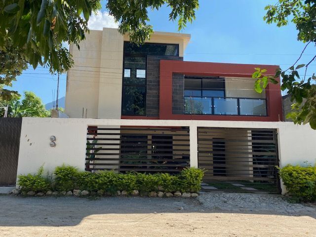 SE VENDE BONITA CASA CON ALBERCA, JARDIN Y LOCAL COMERCIAL