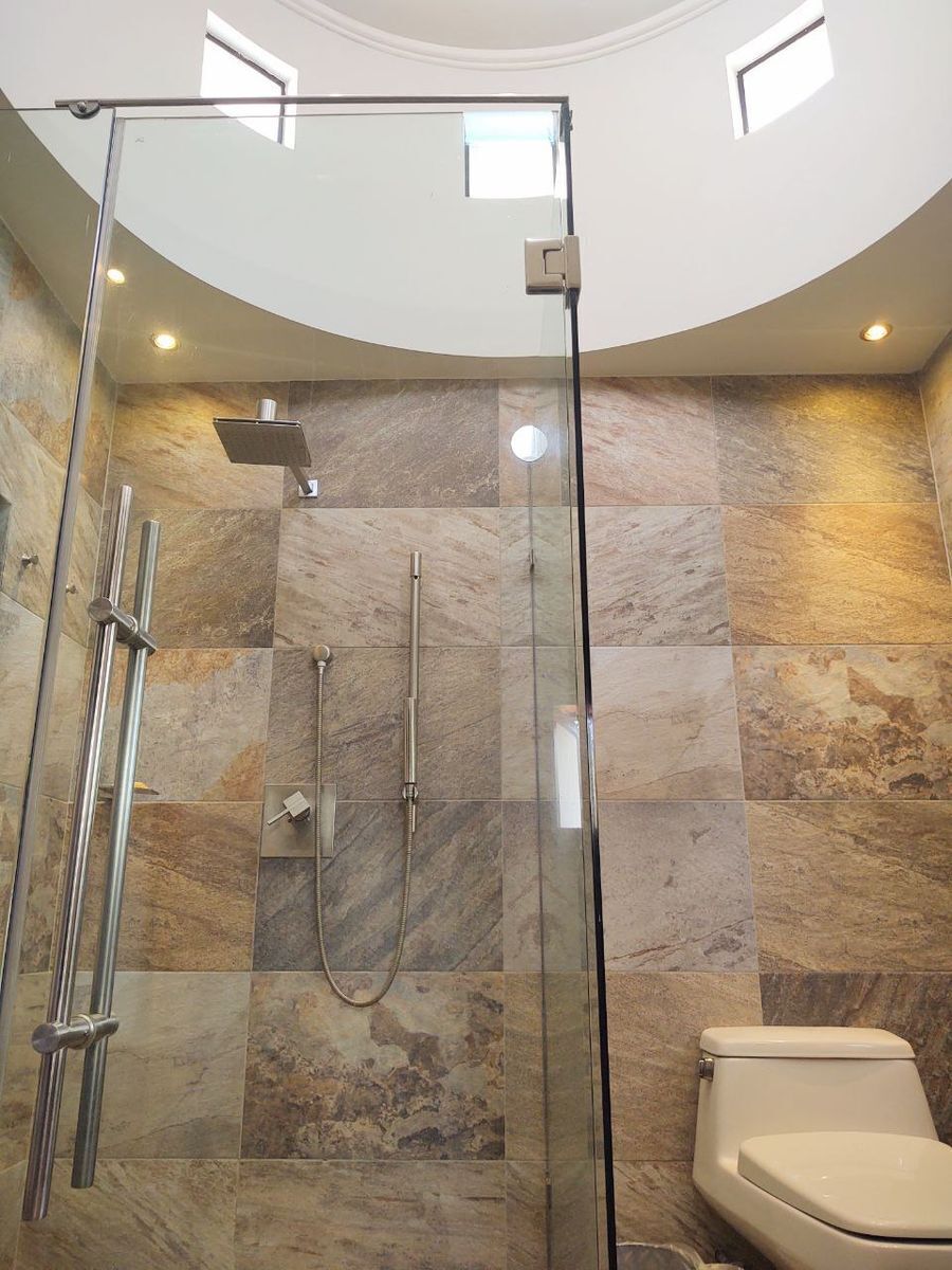 32 de 36: Baño completo recámara principal