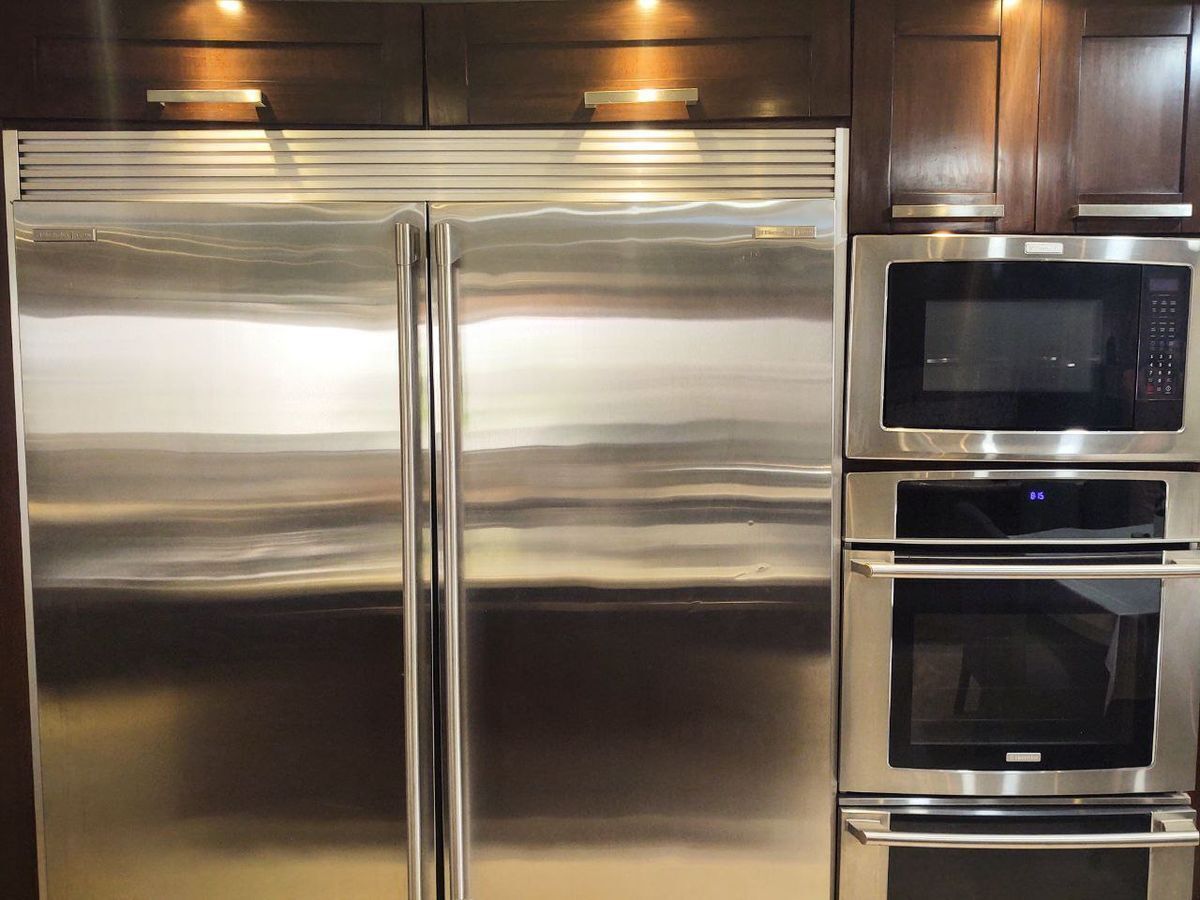 19 de 41: Refrigerador Electrolux 19p3, horno, y microondas