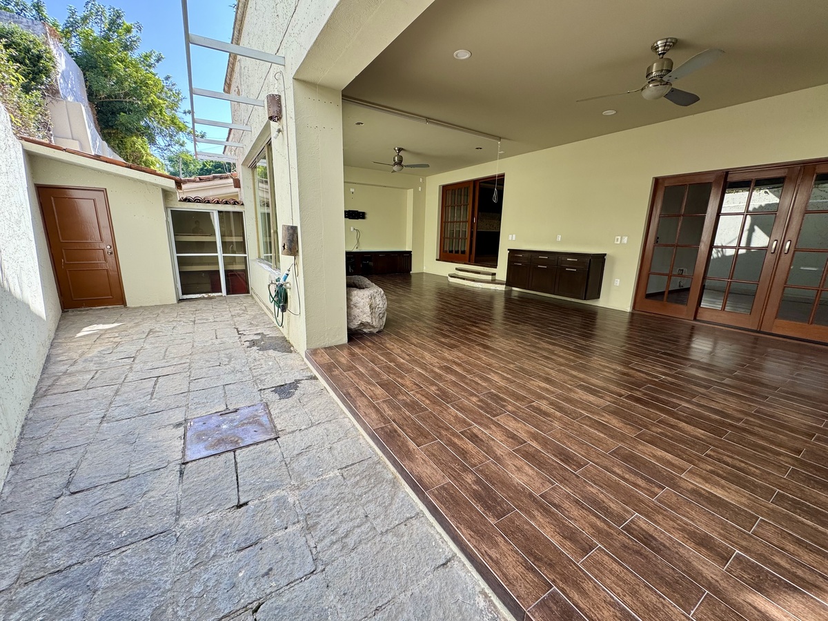 22 de 41: Terraza con medio baño