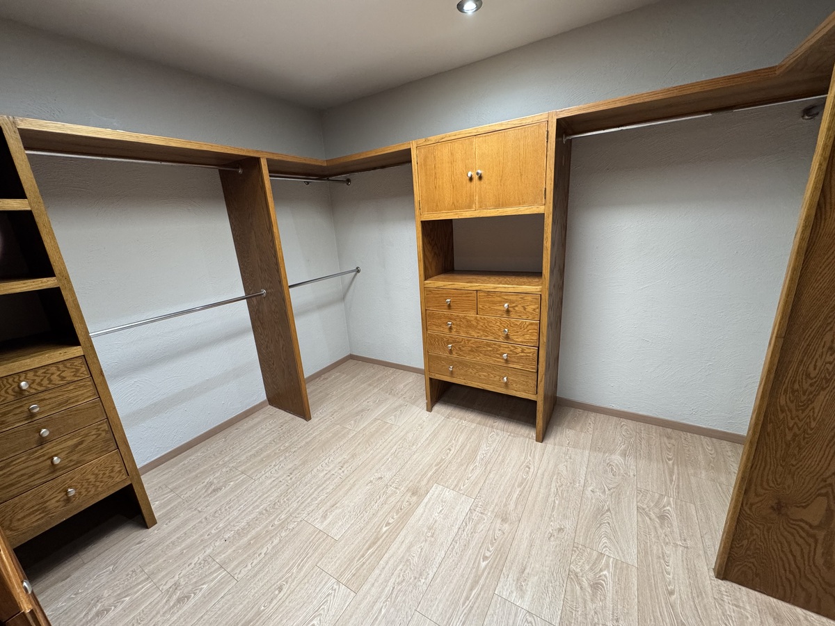 29 de 41: Vestidor principal