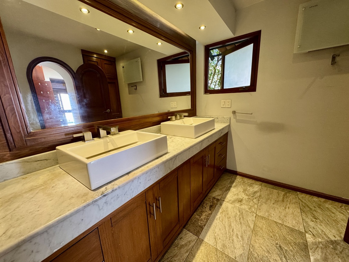 30 de 41: Baño completo principal