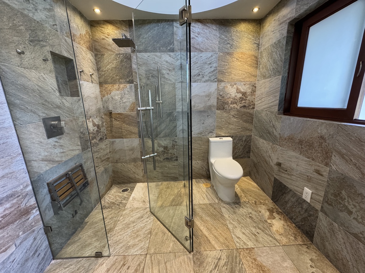 31 de 41: Baño completo principal