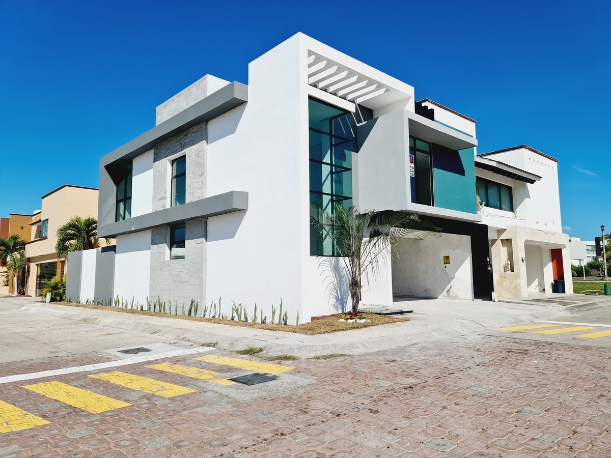 Casa en VENTA con ALBERCA en fracc LOMAS RESIDENCIAL en la Riviera  Veracruzana