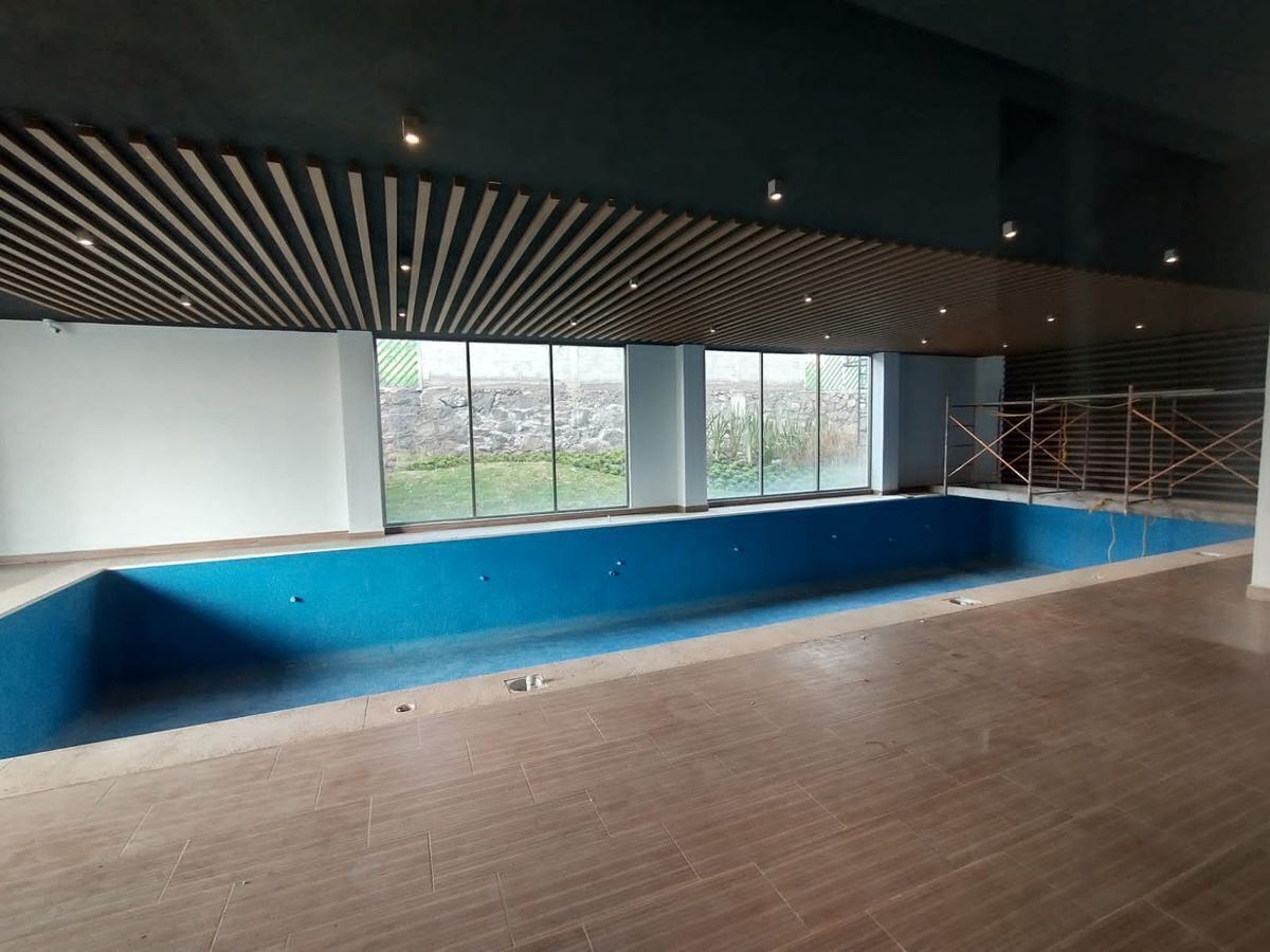 2 de 9: Alberca techada
