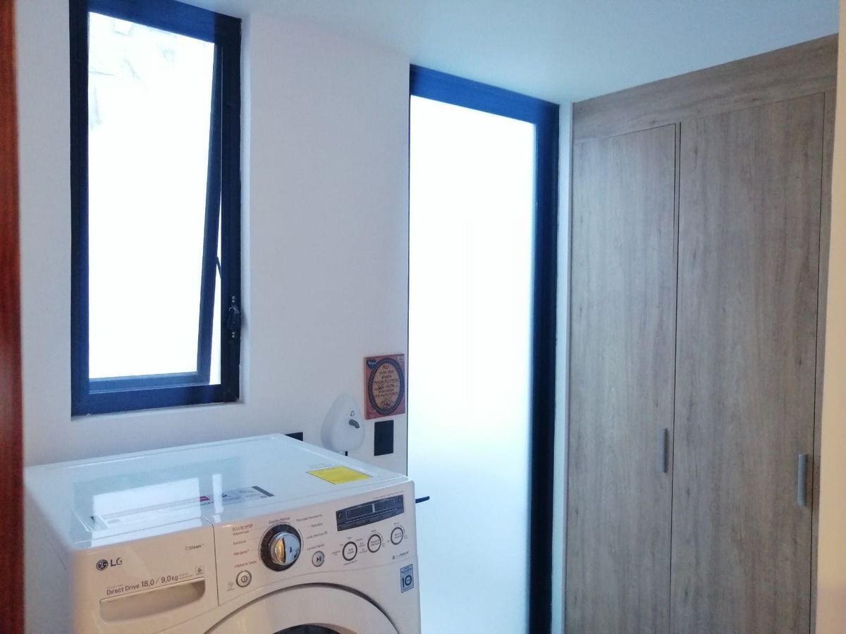 11 de 44: cuarto servicio con closet de blancos 
