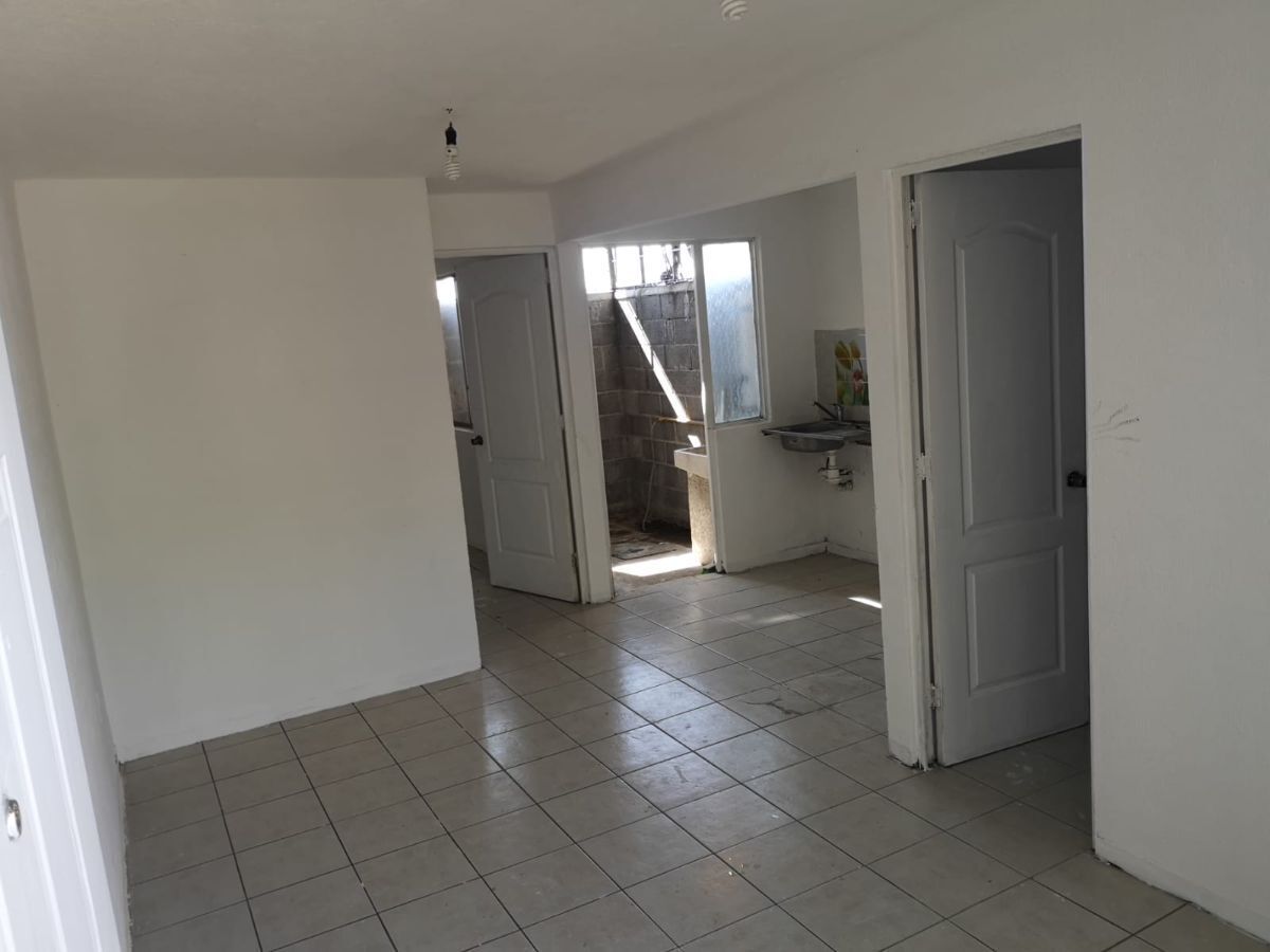 2 de 8: Sala comedor y cocina.