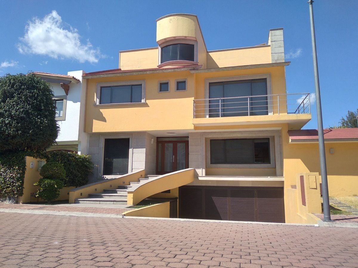 Casa en venta en Colinas del Bosque.