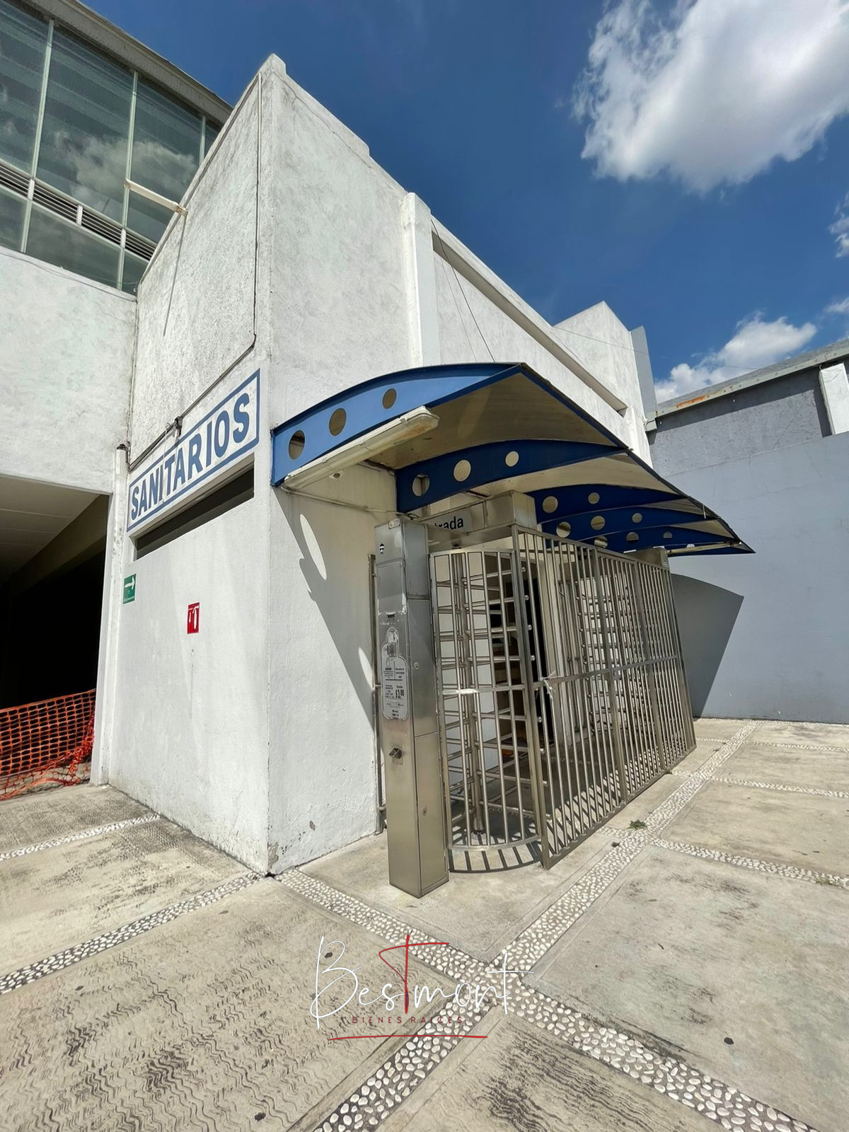 20 de 25: Sanitarios en Planta Baja