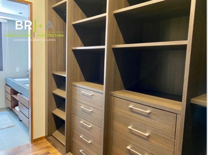 Walk-in closet, photo 13 of 18
