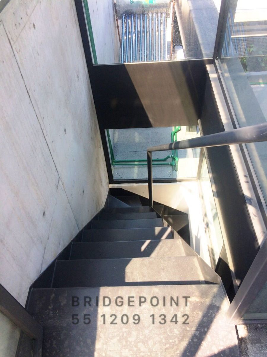 24 of 27: ESCALERAS HACIA LA TERRAZA DEL DEPARTAMENTO 