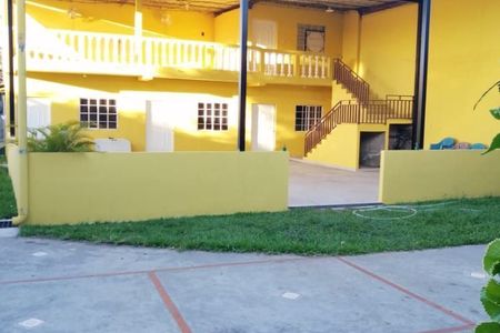 En alquiler casa grande ideal para negocios ubicada en el centro de  Chalchuapa