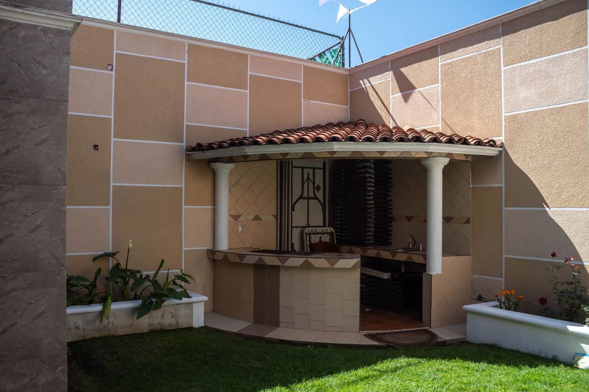 6 de 38: Asador en amplio jardin