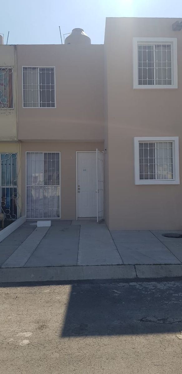 2 de 33: casa con protecciones en ventanas y cancel en puerta ingreso