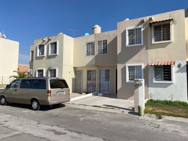 1 de 33: frente de la casa en La Concha Jardín Residencial