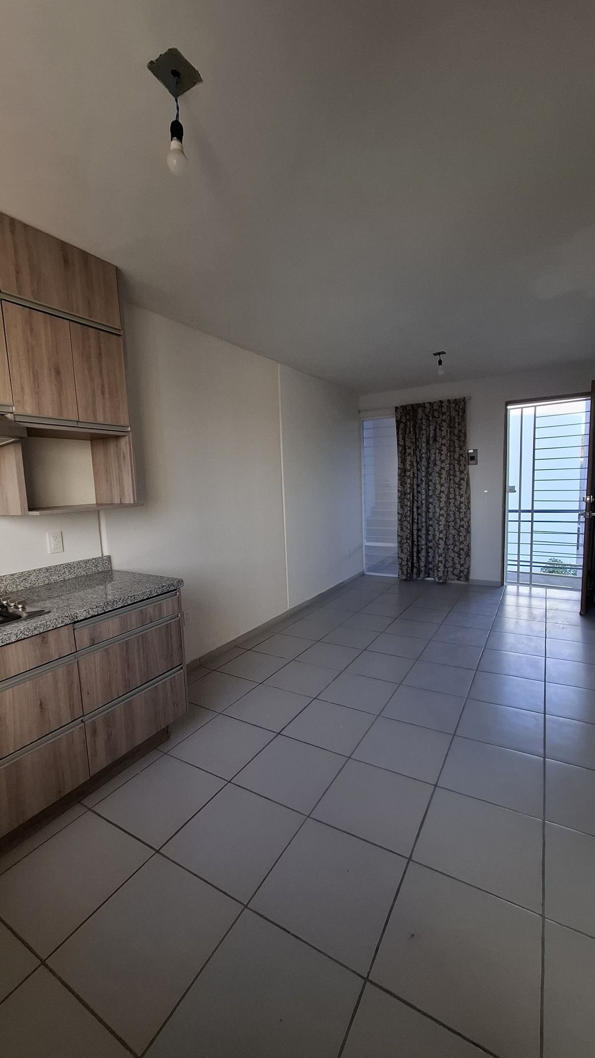 3 de 21: Sala-comedor con cortina