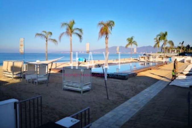 10 of 16: Alberca de playa
